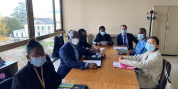 Foto 2 Participatie Suriname in meeting VN Mensenrechtenraad Ons land participeert in de 39ste vergadering van de mensenrechtenevaluatie van de Verenigde Naties (VN) in Genève, Zwitserland. De mensenrechtensituatie in Suriname is voor de derde keer besproken in de Werkgroep Universele Periodieke Evaluatie (UPR). De delegatie van Suriname, die onder leiding staat van minister Kenneth Amoksi van Justitie en Politie, heeft voor haar evaluatie aanbevelingen gekregen van 53 landen hoe wij onze mensenrechtensituatie zouden kunnen verbeteren.