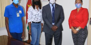 Foto 2 bezoek RR Rainville Ressortraadsleden van Rainville zijn op kantoor bij minister Kenneth Amoksi van Justitie en Politie geweest om enkele problemen waarmee zij kampen te bespreken. Problemen zoals geluidsoverlast en de vele illegale feesten die ondanks de huidige Covid-19-situatie gehouden worden.Julia Weerwind, voorzitter van de ressortraad, sprak haar bezorgdheid uit over het gedrag van de jongeren in de buurt. Zij gaf aan dat er op diverse hoeken van straten hangjongeren staan. Daarnaast worden er ook drugs verkocht en ter plekke gebruikt. “Er komen verschillende klachten van de buurtbewoners. Eerder zijn er ook klachten ingediend bij de districtscommissaris en de politie van Geyersvlijt”, zegt Weerwind.