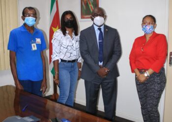 Foto 2 bezoek RR Rainville scaled Ressortraadsleden van Rainville zijn op kantoor bij minister Kenneth Amoksi van Justitie en Politie geweest om enkele problemen waarmee zij kampen te bespreken. Problemen zoals geluidsoverlast en de vele illegale feesten die ondanks de huidige Covid-19-situatie gehouden worden.Julia Weerwind, voorzitter van de ressortraad, sprak haar bezorgdheid uit over het gedrag van de jongeren in de buurt. Zij gaf aan dat er op diverse hoeken van straten hangjongeren staan. Daarnaast worden er ook drugs verkocht en ter plekke gebruikt. “Er komen verschillende klachten van de buurtbewoners. Eerder zijn er ook klachten ingediend bij de districtscommissaris en de politie van Geyersvlijt”, zegt Weerwind.
