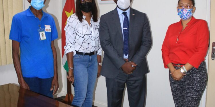 Ressortraad Rainville bespreekt problemen met minister Amoksi 1 Foto 2 bezoek RR Rainville scaled Ressortraadsleden van Rainville zijn op kantoor bij minister Kenneth Amoksi van Justitie en Politie geweest om enkele problemen waarmee zij kampen te bespreken. Problemen zoals geluidsoverlast en de vele illegale feesten die ondanks de huidige Covid-19-situatie gehouden worden.Julia Weerwind, voorzitter van de ressortraad, sprak haar bezorgdheid uit over het gedrag van de jongeren in de buurt. Zij gaf aan dat er op diverse hoeken van straten hangjongeren staan. Daarnaast worden er ook drugs verkocht en ter plekke gebruikt. “Er komen verschillende klachten van de buurtbewoners. Eerder zijn er ook klachten ingediend bij de districtscommissaris en de politie van Geyersvlijt”, zegt Weerwind.