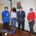 Foto 2 bezoek RR Rainville scaled Ressortraadsleden van Rainville zijn op kantoor bij minister Kenneth Amoksi van Justitie en Politie geweest om enkele problemen waarmee zij kampen te bespreken. Problemen zoals geluidsoverlast en de vele illegale feesten die ondanks de huidige Covid-19-situatie gehouden worden.Julia Weerwind, voorzitter van de ressortraad, sprak haar bezorgdheid uit over het gedrag van de jongeren in de buurt. Zij gaf aan dat er op diverse hoeken van straten hangjongeren staan. Daarnaast worden er ook drugs verkocht en ter plekke gebruikt. “Er komen verschillende klachten van de buurtbewoners. Eerder zijn er ook klachten ingediend bij de districtscommissaris en de politie van Geyersvlijt”, zegt Weerwind.