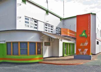 Foto EBS 2 Om de Energiebedrijven Suriname (EBS) gezond te maken, moeten de stroomtarieven volgens het IMF elk kwartaal dit jaar met 20% worden aangepast. Dit maakte minister Stanley Raghoebarsing van Financiën en Planning maandag bekend in het parlement.