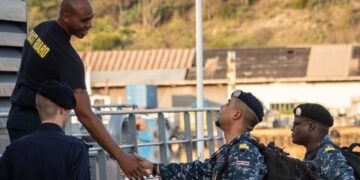 Foto1 480x320 1 De hernieuwde defensiesamenwerking tussen Suriname en Nederland levert al resultaten op. Suriname en Nederland hebben in april van dit jaar een intentieverklaring getekend en op basis hiervan zijn er al enkele momenten geweest van kennisuitwisseling. Momenteel zijn twee marineofficieren van het Nationaal Leger (NL) op Curaçao om kennis te maken met de taken en manieren van opereren van de Koninklijke Marine en de Kustwacht Caribisch Gebied. Ze doen ervaring op aan boord van de ondersteuningsschepen Zr. MS. Pelikaan en kustwacht cutter Jaguar. De twee landen wisselen kennis uit over opleidingen en trainingen om zo te werken aan hun professionaliteit.