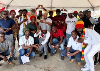 Groepsfoto Dat was de rode draad bij de verschillende lezingen tijdens de viering van Marcus Garvey Day op 17 augustus 2022 op het Kwakoe Plein. Garvey wordt geëerd als een profeet die het onder meer tot zijn missie had gemaakt om op te komen voor burgerrechten in Noord-Amerika en het Caribisch Gebied, en streefde naar het verenigen van Afro’s in diaspora. Die bundeling zou moeten bijdragen aan verbetering van hun sociale, maatschappelijk en economische vooruitgang. Garvey droomde van een terugkeer van alle nazaten van Afrikaanse slaven naar ‘Moeder Afrika’.