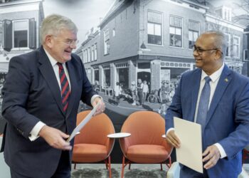 HG 20211206 9172 scaled Suriname en de Nederlandse Gemeenten gaan nauwer samenwerken. Dat is maandag vastgelegd in een samenwerkingsovereenkomst die in Den Haag is getekend tussen Minister Albert Ramdin van Buitenlandse Zaken, International Business en Internationale Samenwerking (BIBIS) en Burgemeester Jan van Zanen, voorzitter van de Vereniging van Nederlandse Gemeenten (VNG).