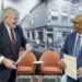 HG 20211206 9172 scaled Suriname en de Nederlandse Gemeenten gaan nauwer samenwerken. Dat is maandag vastgelegd in een samenwerkingsovereenkomst die in Den Haag is getekend tussen Minister Albert Ramdin van Buitenlandse Zaken, International Business en Internationale Samenwerking (BIBIS) en Burgemeester Jan van Zanen, voorzitter van de Vereniging van Nederlandse Gemeenten (VNG).