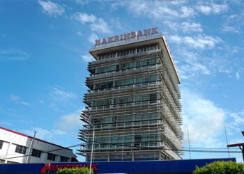 HKB 2 De Hakrinbank Werknemers Organisatie (HWO) wacht  op antwoord van de raad van commissarissen (rvc) van de Hakrinbank NV. in de spraakmakende kwestie, waarbij de directeur van de financiële instelling wordt beschuldigd van seksueel molest. De bond heeft een schrijven gericht aan de rvc, om de directeur voorlopig thuis te zetten hangende het onderzoek dat door het Openbaar Ministerie wordt afgewikkeld. Dit bevestigt Guno Castelen, voorzitter van de HWO.