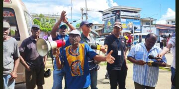 Hooghart protest CLO De oproep van de voorzitter van de Centrale van Landsdienaren Organisatie, Ronald Hooghart, om te protesteren tegen het beleid van de regering heeft vandaag minder mensen op de been gebracht dan verwacht.