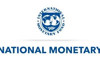 IMF 3 Deze week deelde de regering in een update mee aan crediteuren, dat zij de herstructurering voor maart wil afronden. Het gaat om twee internationale obligaties. De recente offshore olieontdekkingen kunnen voor een omwenteling zorgen binnen de economie. Deze olie-inkomsten zullen naar schatting in 2025 of 2026 worden gerealiseerd. Met de principes van 'intercreditor equity'  probeert Suriname de belangen van officiële en particuliere schuldeisers in evenwicht te brengen.