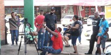 IMG 20211025 WA0016 Nadat ze wekenlang in sitdown-actie waren, hebben de leden van de bond bij de Stichting Volkshuisvesting Suriname (SVS) vandaag de ingangen van het terrein van de stichting aan de Faya Lobistraat gebarricadeerd, omdat zij nog steeds geen tegenbod van de leiding hebben ontvangen.