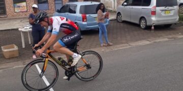 IMG 20220507 WA0009 Teun de Ridder heeft zaterdag met veel machtsvertoon de Criterium wielrenrace, met als start en finish winkel Trek aan de Tweekinderenweg, op zijn naam gebracht. Hij ging geheel onbedreigd over de finishlijn na alle deelnemers te hebben gelapt (in de wielrensport een of meerdere ronden voorsprong nemen of dubbel wegrijden van de groep, hen weer pakken en vervolgens weer wegrijden). Dit is een situatie die competitieve renners zich niet willen of kunnen veroorloven.