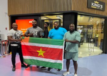 IMG 20221006 WA0000 De vijf Surinaamse strongman atleten zijn probleemloos aangekomen in Aruba. Zij participeren van vrijdag 7 tot en met zondag 9 oktober aan de vijfde editie van ‘Strongestman of Aruba’. “We zijn goed aangekomen en de opvang was goed”, zegt groepsleider Donovan Dongo desgevraagd vanuit het eiland.
