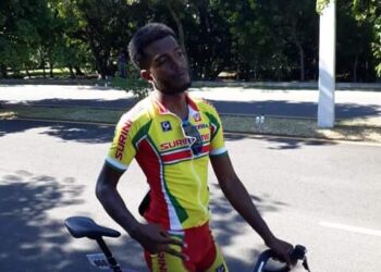 IMG 20221023 WA0013 Kenrick SahadeoKenrick Sahadeo heeft zijn deelname aan de Caribische wielrenkampioenschappen in de Dominicaanse Republiek volgens planning afgesloten. Hij had als doel de ontmoeting af te maken. “Ik ben in de tweede groep gefinisht”, zegt Sahadeo. De Surinaamse wielrijder had graag met de eerste groep in het peleton willen eindigen, maar werd losgereden. Sahadeo is zich echter ervan bewust dat de gap met de besten uit het Caribisch gebied groot is. Het was verder zijn eerste deelname aan het regionaal evenement.