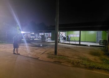 IMG 20221214 WA0018 De basis politie en verschillende eenheden zijn druk doende aan de Pandit PaltanTewarieweg voor een winkelpand waarbij een winkelierster middels verwondingen het leven heeft verlaten.