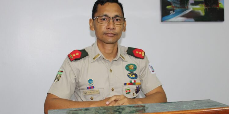 Operatie Gran Mati moet civiel-militaire relatie bevorderen 1 IMG 0139 scaled In het kader van het bevorderen van de civiel-militaire relatie zal het Ministerie van Defensie in collaboratie met Bureau Eenheid van het Kabinet van de President de operatie 'Gran Mati' uitvoeren. Dit vindt plaats van 5 tot 8 oktober in Albina, Marowijne. Dat zei luitenant-kolonel Werner Kioe A Sen gisteren op een persconferentie. “We kijken al heel lang uit naar deze operatie en ik ben blij dat wij ook de vicepresident en de voorzitter van De Nationale Assemblee aan boord hebben” zei de plaatsvervangend bevelhebber van het Nationaal Leger. Het project dat oorspronkelijk vorige week zou moeten plaatsvinden is uitgesteld tot de komende week, vanwege de Covid-gevallen binnen het Nationaal Leger en de beperkte middelen voor de uitvoering. Met Bureau Eenheid en enkele andere actoren uit het district Marowijne is ingespeeld hoe de middelen op te vangen. “Door te clusteren kunnen wij samen de doelen bereiken”, meent Kioe A Sen. Deze gezamelijke effort zal moeten resulteren in een goede samenwerking tussen het defensieapparaat en de actoren, vooral bij calamiteiten. “Nu is de ruimte er om te investeren in de civiel-militaire relatie en niet pas als er calamiteiten zich voordoen”, merkt de luitenant-kolonel op. Operatie Gran Mati wordt uitgevoerd op basis van de bijzondere taken van het Nationaal Leger die opgenomen zijn in de Grondwet, waaronder het ondersteunen van civiele autoriteiten en ook de ontwikkeling van het land. Een ander doel is het verhogen van de presentie van het leger in de gebieden. “We zijn wel present in het binnenland en langs de grenzen, maar we moeten actiever zijn op ons territoir”, stelt Kioe A Sen.