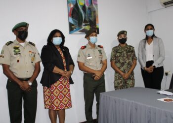 IMG 0148 1 scaled 118 positieven zijn in thuisisolatie en 4 liggen in het ziekenhuis. 75 personen zijn vanwege risico-besmettingen verplicht in thuisquarantaine. “Als er zo’n groot aantal militaire personeelsleden besmet is, gaat de productiviteit van de defensieorganisatie omlaag“ , zegt luitenant-kolonel Chevron Terborg, militair arts en directeur van het Militair Hospitaal. Geplande operaties hebben hierdoor geen voortgang gevonden. Terborg presenteerde donderdag tijdens een persconferentie data over de Covid-19-situatie binnen de Surinaamse krijgsmacht.