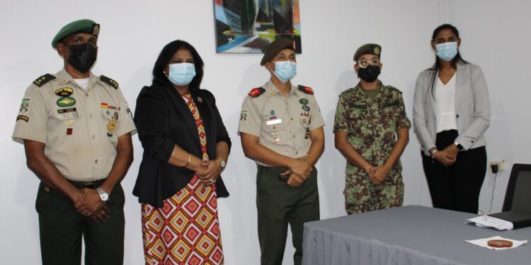 Defensie maakt zich zorgen over groot aantal Covid-19-besmettingen binnen NL 1 IMG 0148 1 scaled 118 positieven zijn in thuisisolatie en 4 liggen in het ziekenhuis. 75 personen zijn vanwege risico-besmettingen verplicht in thuisquarantaine. “Als er zo’n groot aantal militaire personeelsleden besmet is, gaat de productiviteit van de defensieorganisatie omlaag“ , zegt luitenant-kolonel Chevron Terborg, militair arts en directeur van het Militair Hospitaal. Geplande operaties hebben hierdoor geen voortgang gevonden. Terborg presenteerde donderdag tijdens een persconferentie data over de Covid-19-situatie binnen de Surinaamse krijgsmacht.