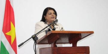 IMG 0234 13 Het Ministerie van Defensie heeft zijn begrotingsverdeling aangepast. Waar de personeelskosten van de begroting van 2020, 96 procent waren, zijn die nu teruggebracht naar 87 procent. Het resterende 4 procent van het vorige budget was niet voldoende voor het beheer van het departement en het plegen van investeringen, merkt minister Krishna Mathoera van Defensie op tijdens de persmeeting dinsdag op haar departement. Dat gedeelte is nu opgetrokken naar 13 procent. Het streven is nog steeds om de verdeling van de begroting te brengen naar 80 procent voor personeelskosten en 20 procent voor het treffen van beleidsmaatregelen.