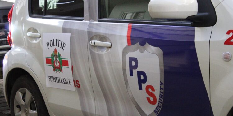 Preventieve surveillances KPS en beveiligsbedrijven uitgebreid 1 IMG 0237 96 scaled Het Ministerie van Justitie en Politie heeft de preventieve surveillance van het Korps Politie Suriname (KPS) en de ondersteunende beveiligingsbedrijven uitgebreid. In het kader van de uitvoering van het Criminaliteitsurgentieplan van het ministerie vond zaterdag de lancering plaats van de verruiming van het pilotproject, naar een groter verzorgingsgebied met assistentie van particuliere beveiligingsbedrijven.