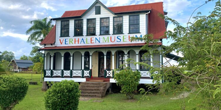 IMG 0269 1 scaled ‘Interactief en kleurrijk’, zo typeert Rio Zalman ‘Het Verhalenmuseum’ dat afgelopen weekend voor het publiek is opengesteld op plantage Frederiksdorp. Zalman doet de public relations voor dit project, waar verhalen worden verteld van mensen in het heden en verhalen over het verleden. Het museum verzamelt de persoonlijke verhalen van burgers die aan de rechteroever van de Commewijnerivier wonen. Er wordt  kennis  gemaakt met het dagelijks leven, de uitdagingen, herinneringen, veranderingen en toekomstdromen van deze personen.