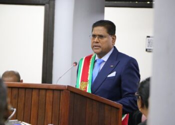 IMG 0520 De fundamenten zijn reeds gelegd en wij zullen doorgaan op deze weg met onze regeerverantwoordelijkheid, die we reeds 27 maanden dragen, maar wel met een beleidsombuiging en met aangescherpte prioriteiten. Dit zei president Chandrikapersad Santokhi tijdens de jaarrede.