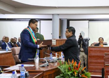 IMG 0613 President Chandrikapersad Santokhi heeft de ontwerpbegroting voor het dienstjaar 2023 gisteren na de Jaarrede ingediend bij De Nationale Assemblée.