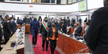 IMG 0775 President Chandrikapersad Santokhi heeft vrijdag tijdens de Jaarrede duidelijk gemaakt dat er daadwerkelijk een start gemaakt wordt met het hervormen van de publieke sector. Hij merkte op dat het een aangelegenheid is die op de agenda van verscheidene regeringen heeft gestaan, maar nooit echt is uitgevoerd. “Het streven is nadrukkelijk om met minder mensen, meer en kwalitatief beter werk te leveren. Daarvoor wordt een HRM-systeem gebouwd, dat zeer binnenkort zal worden geïmplementeerd”, zei de president.