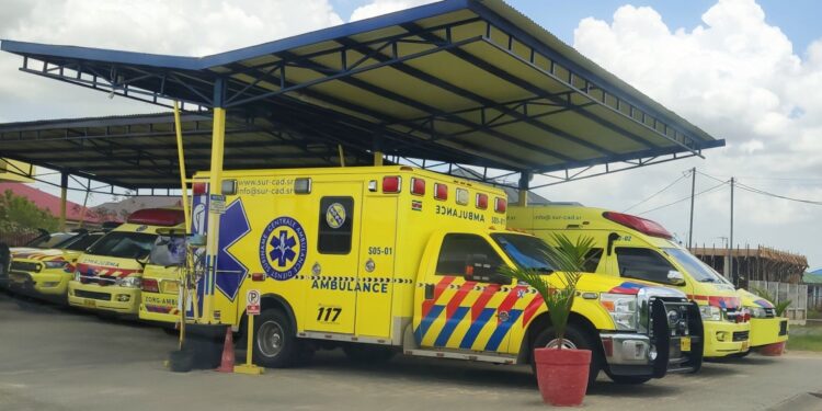 SUR-CAD: De overheid laat nog niet van zich horen 1 IMG 20210917 124723 scaled Ondanks reeds lange tijd aan de bel wordt getrokken over de nood situatie, heeft de Suriname Centrale Ambulancedienst (SUR-CAD) nog geen antwoord ontvangen van de overheid. Roël Brug, directeur van SUR-CAD, zegt dat zijn organisatie vraagt om de tarieven voor de ambulancedienst marktconform te maken.