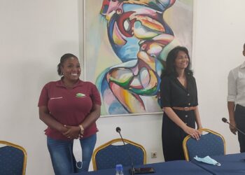 IMG 20211014 190549 scaled Er is duidelijke taal gesproken door de specialisten die vandaag aan de tafel zaten bij de Covid-19-persconferentie. ”De situatie is heel erg triest en we moeten ervoor waken dat we India- en Manaus-situaties krijgen”, zegt Javier Asin, coördinator van het Nationaal Coördinatie Team (NCT).