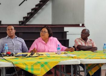 IMG 20211118 111257 1 Rechter Sandra Bradley heeft dinsdag vonnis gewezen in het kort geding dat aanhangig is gemaakt door Jennifer van Dijk-Silos, Steve Meye en Patrick Bhagwandin tegen de staat Suriname, casu quo de minister van Volksgezondheid Amar Ramadhin. Zij vinden dat de bewindsman zich beledigend heeft uitgelaten naar hen toe. Echter, de magistraat heeft niet in hun voordeel beslist. “Eisers kunnen zich niet verenigen met de uitspraak, wat zoveel betekent dat zij zich niet berusten in de uitspraak en in hoger beroep gaan", zegt Nailah van Dijk.