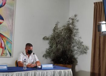 IMG 20211118 181046 scaled “Als je deze vierde golf vergelijkt met de derde dan zien we dat het niet evenredig meegaat met de derde golf, dankzij de vaccinatiegraad die wij nu hebben in de vierde golf”, legt de directeur van Volksgezondheid, Rakesh Gajadar Sukul, uit tijdens de reguliere Covid-19-persconferentie donderdag.