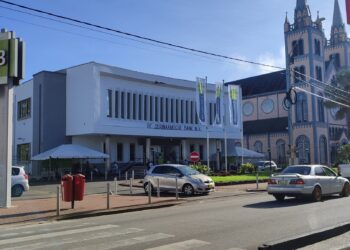 IMG 20211123 083351 scaled VHP-parlementariër Radjendrekoemar Debie is het niet eens met de maatregelen, die onlangs door De Surinaamsche Bank (DSB) zijn doorgevoerd en vraagt minister Armand Achaibersing van Financiën en Planning deze maatregelen terug te laten draaien.