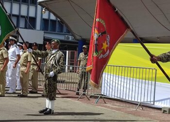 IMG 20211125 105001 Met zijn 46 jaar staatkundige onafhankelijkheid heeft Suriname volgens enkele aanwezigen op het plein, nog geen status van volwassenheid verdiend.