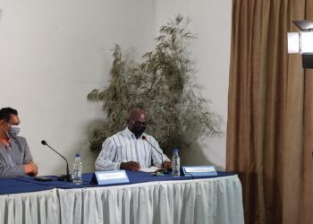 IMG 20211202 183634 scaled De voorzitter van de Covid-19 Communicatiestuurgroep zegt dat het einde van de vierde golf al in zicht is. Deze golf heeft de zorg in het land  op haar kop gezet. “We zijn in een soort rustperiode beland en  verpleegkundigen kunnen het nodige verlof , dat zij allemaal hard nodig hebben, opnemen”, zegt Soenita Nannan Panday-Gopising, donderdag tijdens de Covid-19-persconferentie.