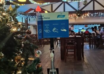 IMG 20211208 221134 In ontspannen sfeer zitten enkele klanten een drankje te pakken op het terras van Bar Zuid aan de Van Sommelsdijckstraat. De bar/restaurant die vrolijk is versierd met  kerstverlichting is voor een zaterdagavond niet zo vol als normaal. Eduard van Leeuwen, eigenaar-manager van Bar Zuid kijkt als alle horecahouder in Suriname hoe hij  munt zal slaan met de feestdagen met de pandemie die al bijna 2 jaar de wereld op zijn kop heeft gezet. Vooral de horecasector heeft  grote klappen moeten incasseren van de pandemie. “Anderen proberen het hoofd boven water te houden en je hebt weer anderen die echt aan het einde zijn met hun spaargelden”, merkt Van  Leeuwen op.