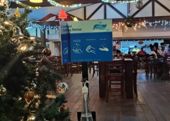 IMG 20211208 221134 scaled In ontspannen sfeer zitten enkele klanten een drankje te pakken op het terras van Bar Zuid aan de Van Sommelsdijckstraat. De bar/restaurant die vrolijk is versierd met  kerstverlichting is voor een zaterdagavond niet zo vol als normaal. Eduard van Leeuwen, eigenaar-manager van Bar Zuid kijkt als alle horecahouder in Suriname hoe hij  munt zal slaan met de feestdagen met de pandemie die al bijna 2 jaar de wereld op zijn kop heeft gezet. Vooral de horecasector heeft  grote klappen moeten incasseren van de pandemie. “Anderen proberen het hoofd boven water te houden en je hebt weer anderen die echt aan het einde zijn met hun spaargelden”, merkt Van  Leeuwen op.