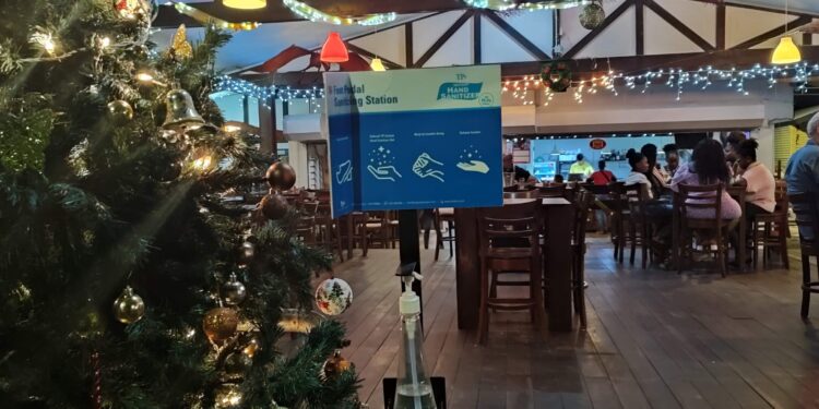 IMG 20211208 221134 scaled In ontspannen sfeer zitten enkele klanten een drankje te pakken op het terras van Bar Zuid aan de Van Sommelsdijckstraat. De bar/restaurant die vrolijk is versierd met  kerstverlichting is voor een zaterdagavond niet zo vol als normaal. Eduard van Leeuwen, eigenaar-manager van Bar Zuid kijkt als alle horecahouder in Suriname hoe hij  munt zal slaan met de feestdagen met de pandemie die al bijna 2 jaar de wereld op zijn kop heeft gezet. Vooral de horecasector heeft  grote klappen moeten incasseren van de pandemie. “Anderen proberen het hoofd boven water te houden en je hebt weer anderen die echt aan het einde zijn met hun spaargelden”, merkt Van  Leeuwen op.