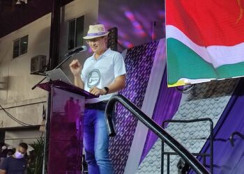 IMG 20220226 184811 scaled “En terwijl a volk e dede wreed, dan yu e yere wan man taki: 'De crisis is voorbij'.  Mi no e kari nen, maar voor het gemak wi e go kari a man Leandro uit Lelydorp. Leandro taki: 'De crisis is voorbij! En Leandro kan het weten, want Leandro heeft met de top van de monetaire autoriteiten gesproken”, zei Stephen Tsang zaterdagavond tijdens de protestmanifestie van de Nationale Democratische Partij (NDP) in partijcentrum Ocer.