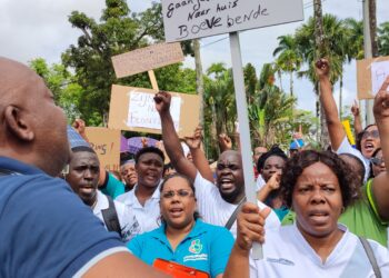 IMG 20220718 101623 1 Het personeel van het Regionaal Ziekenhuis Wanica, Marwina Ziekenhuis en 's Lands Hospitaal is nog steeds in actie. De trekkersgroep Team Organic, die sinds maandag protesteert in de binnenstad van Paramaribo is niet de enige groep die van plan was op te komen tegen het beleid van regering-Santokhi. Volgens de vakbondsvoorzitter bij de drie ziekeninstellingen, Imro Edam, hadden de drie ziekenhuisbonden al een plan om in actie te gaan rond deze periode.
