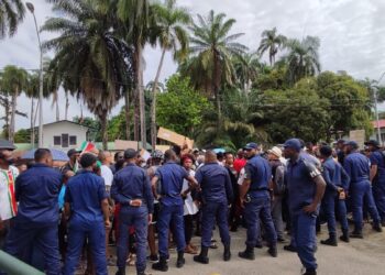 IMG 20220718 102054 scaled Als een verrassing kwam Stefano ‘Pakkitow’ Biervliet aan tijdens de protestdemonstratie maandag. Hij heeft gehoor aan de oproep van de actievoerders gegeven  en kwam in de voormiddag met een soundtruck aanrijden. “Ik heb gehoor gegeven en ik ben komen ondersteunen”, zegt de activist.