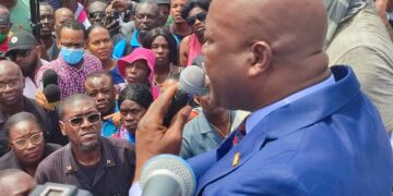 IMG 20220720 113238 Actievoerders Sergio Gentle en Raoul Hellings hebben de vp aangegeven dat werkgevers en leidinggevenden mensen intimideren om niet mee te doen met de acties. Ze gaven aan dat ook zij slachtoffer zijn geworden van deze vorm van onrecht. De vicepresident merkte verder  op dat hij de functies die zijn broer Leo Brunswijk heeft gekregen binnen de afgelopen twee jaar, zal terugdraaien. Wanneer dat gebeurt heeft hij nog niet aangegeven. In de menigte werd geroepen dat het volk zal blijven protesteren totdat  zaken daadwerkelijk zijn teruggedraaid. “Syi  na bribi. A volk no don moro.”