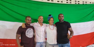 IMG 20220724 204823 Het is bijna half een en de zon schijnt fel.  Desondanks zijn mensen in groten getale de straat opgekomen. Politieke partijen, waaronder de Nationale Partij Suriname (NPS) en Democratie en Ontwikkeling in Eenheid (DOE) zijn ook aanwezig. NDP'ers hebben zich massaal aangesloten bij de protestactie.