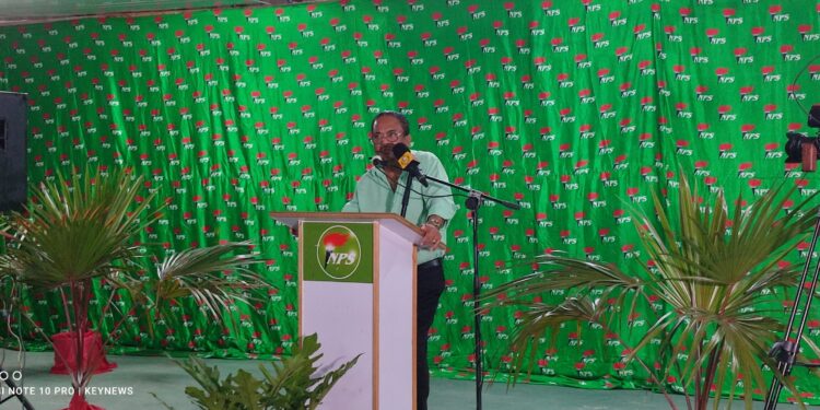 Rusland: Ik heb idealen om mijn bijdrage te leveren 1 IMG 20220727 202027 scaled Voorzitter Gregory Rusland van de Nationale Partij Suriname (NPS) heeft woensdagavond zijn functie als staasadviseur neergelegd. “Ik heb idealen om mijn bijdrage te leveren, maar als ik zie dat het moeilijk loopt en als er geen perspectieven zijn, dan moet je ook consequenties hieraan verbinden.”