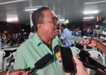 IMG 20220727 210829 De voorzitter van de Nationale Partij Suriname (NPS), Gregory Rusland, stelt zijn functie als staatsadviseur ter beschikking. "Als ik ergens wordt ingezet en ik kan maar niet bereiken wat er is afgesproken, dan moet ik ook een beslissing nemen", zegt Rusland tijdens een structuren vergadering woensdagavond in Grun Djari.