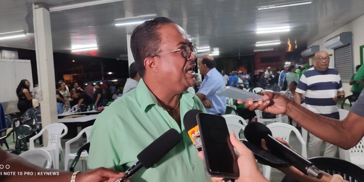 Rusland stelt functie als staatsadviseur ter beschikking 1 IMG 20220727 210829 scaled De voorzitter van de Nationale Partij Suriname (NPS), Gregory Rusland, stelt zijn functie als staatsadviseur ter beschikking. "Als ik ergens wordt ingezet en ik kan maar niet bereiken wat er is afgesproken, dan moet ik ook een beslissing nemen", zegt Rusland tijdens een structuren vergadering woensdagavond in Grun Djari.