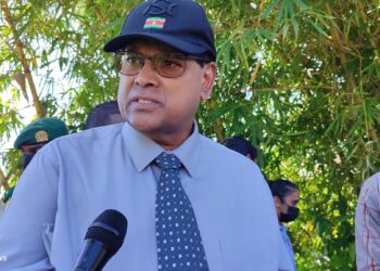 IMG 20220728 101724 scaled President Chandrikapersad Santokhi heeft min of meer geaccepteerd dat coalitie lid, tevens fractievoorzitter van de Nationale Politieke Partij (NPS), Gregory Rusland zijn functie als staatsadviseur heeft neergelegd. Dat zei Rusland woensdagavond tijdens een partij structuren vergadering in Grun Djari