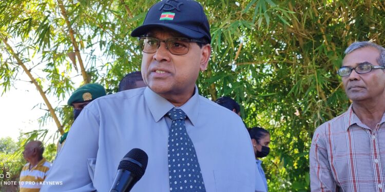 IMG 20220728 101724 scaled President Chandrikapersad Santokhi heeft min of meer geaccepteerd dat coalitie lid, tevens fractievoorzitter van de Nationale Politieke Partij (NPS), Gregory Rusland zijn functie als staatsadviseur heeft neergelegd. Dat zei Rusland woensdagavond tijdens een partij structuren vergadering in Grun Djari