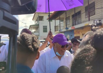 IMG 20220729 102404 scaled Ex-president Desi Bouterse, hoofdverdachte van de 8 decembermoorden, vertelde journalisten vandaag na afloop van de behandeling van de spraakmakende case dat hij ‘wel ziet’ hoe de zaak zich verder afwikkelt. Bouterse was heel kalm toen hij uit het gebouw van de kantongerechten voor strafzaken stapte.