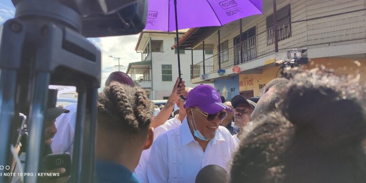 IMG 20220729 102404 scaled Ex-president Desi Bouterse, hoofdverdachte van de 8 decembermoorden, vertelde journalisten vandaag na afloop van de behandeling van de spraakmakende case dat hij ‘wel ziet’ hoe de zaak zich verder afwikkelt. Bouterse was heel kalm toen hij uit het gebouw van de kantongerechten voor strafzaken stapte.