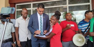 IMG 20220823 133454 De Algemene Bond van Personeel in dienst van het Academisch Ziekenhuis Paramaribo (ABPLAZ), heeft zich vandaag samen met zijn leden begeven naar het Ministerie van Buitenlandse Zaken, International Business en Internationale Samenwerking (Bibis) Dit deden zij, omdat zij de mening zijn toegedaan dat de regering zich niet houdt aan gemaakte afspraken.